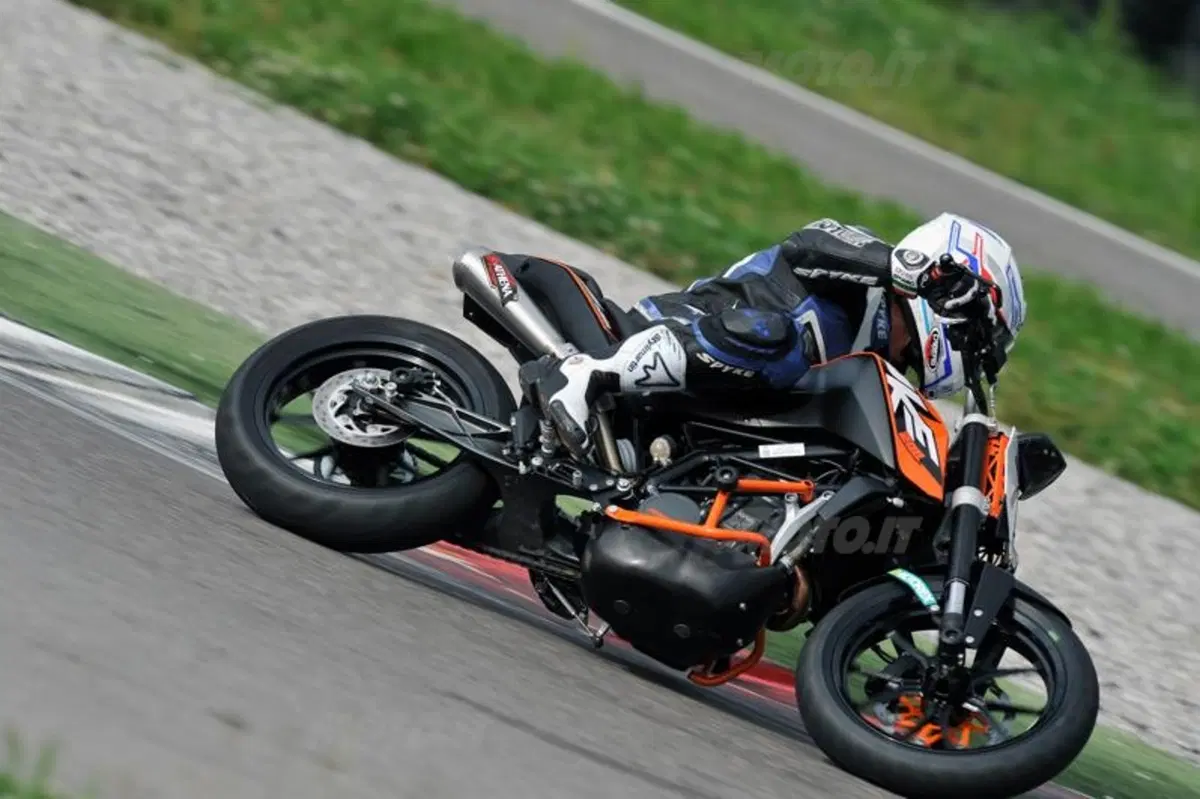 KTM 200 Duke Trophy, ve lo raccontiamo dalla pista (2)