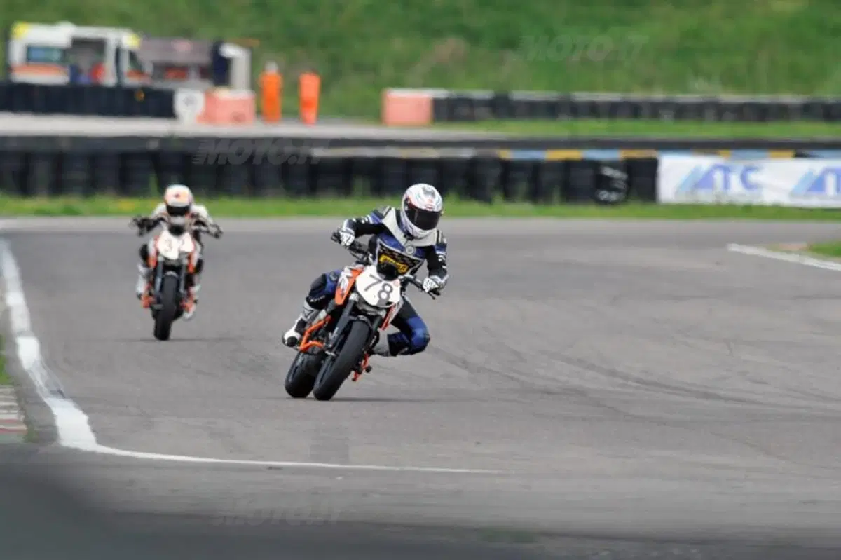KTM 200 Duke Trophy, ve lo raccontiamo dalla pista (4)