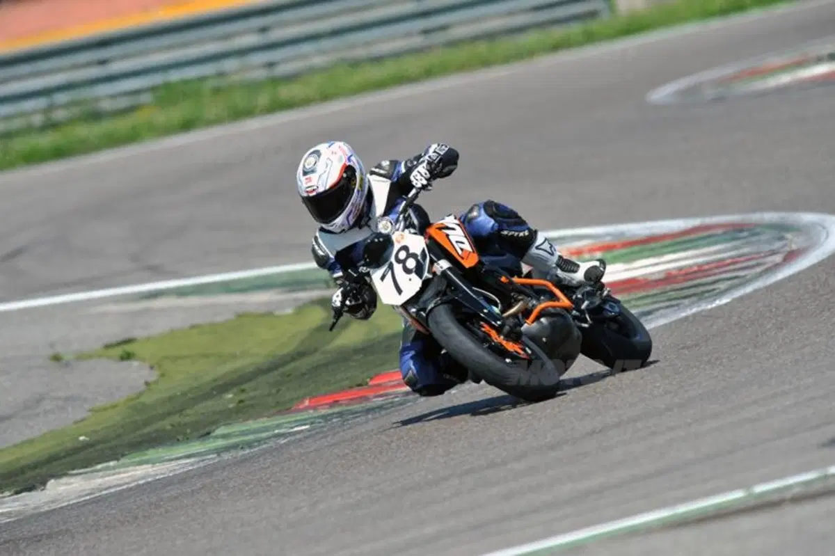 KTM 200 Duke Trophy, ve lo raccontiamo dalla pista (7)