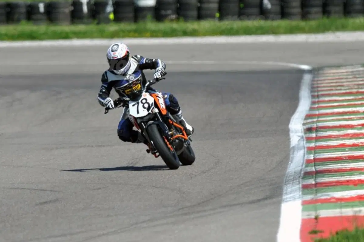 KTM 200 Duke Trophy, ve lo raccontiamo dalla pista (8)