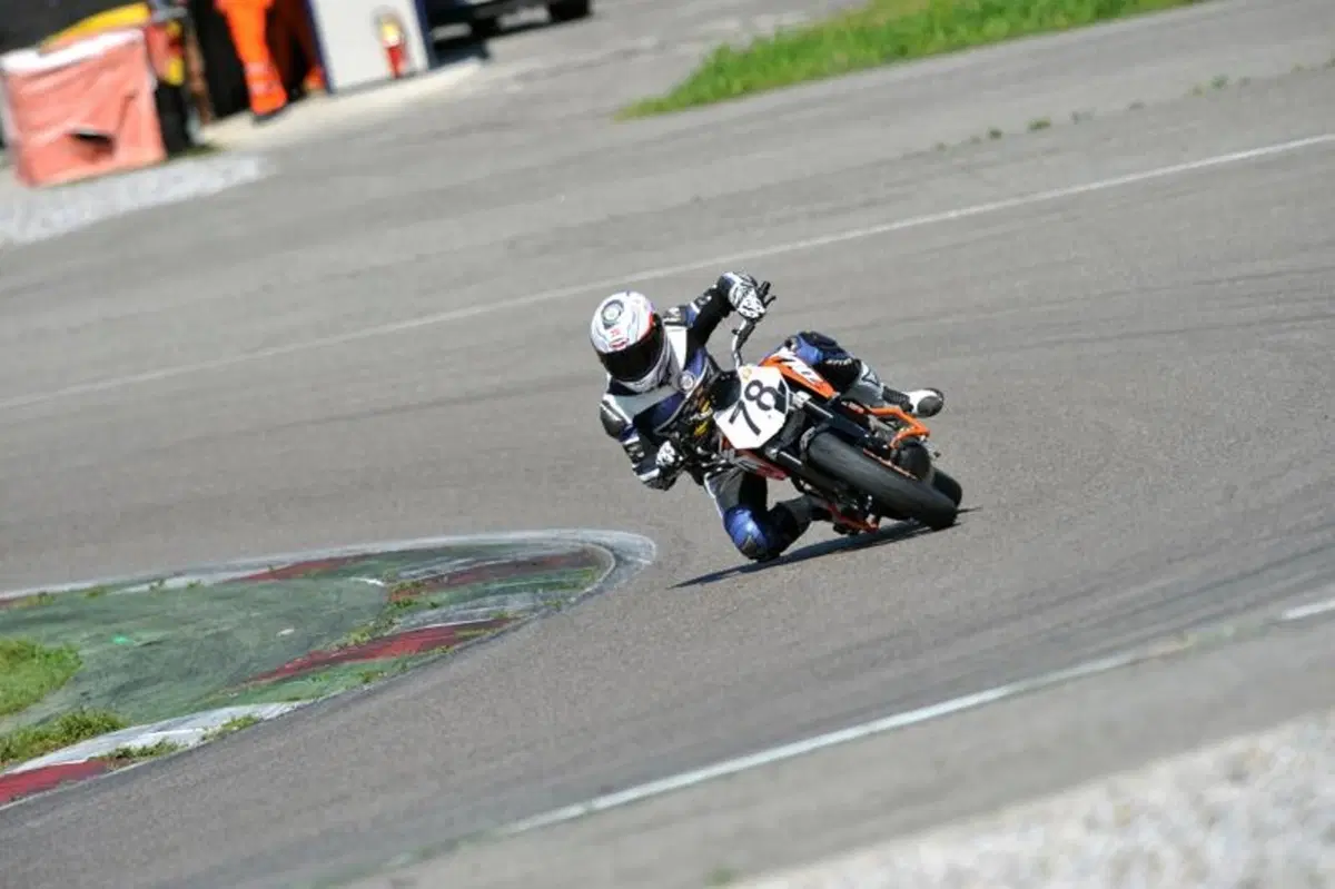 KTM 200 Duke Trophy, ve lo raccontiamo dalla pista (9)
