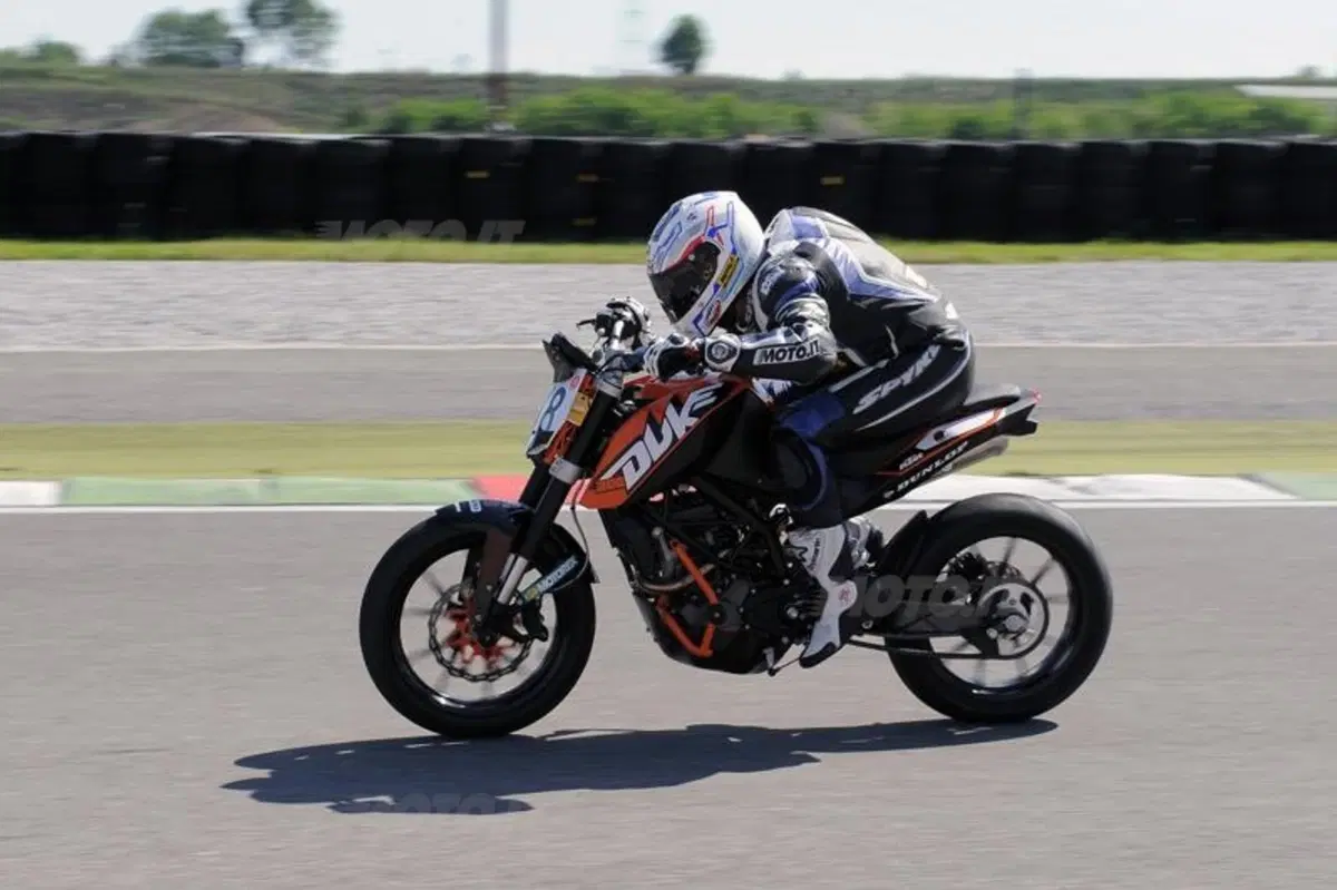 KTM 200 Duke Trophy, ve lo raccontiamo dalla pista (11)