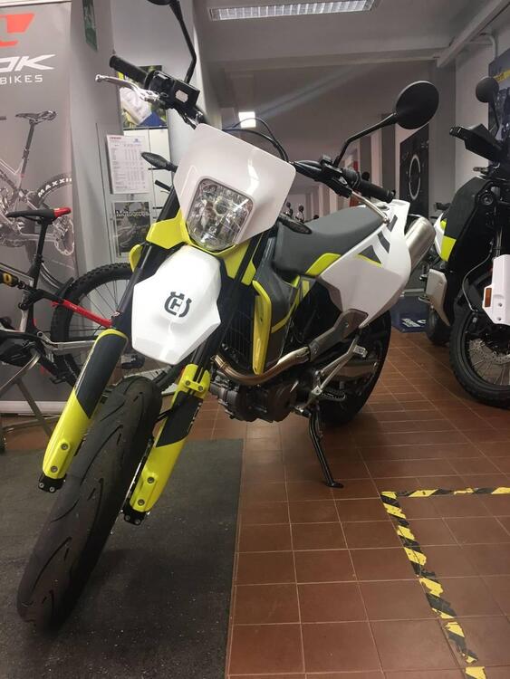 Husqvarna 701 Supermoto (2022) (3)