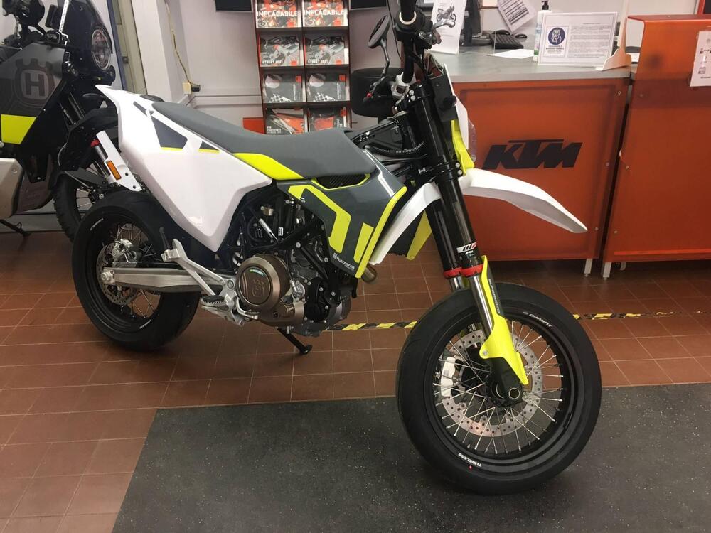 Husqvarna 701 Supermoto (2022) (2)