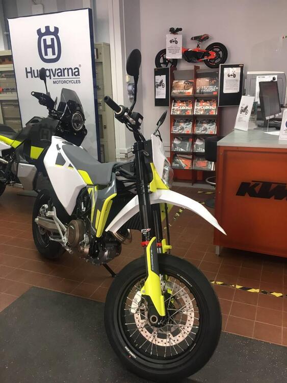 Husqvarna 701 Supermoto (2022) (4)