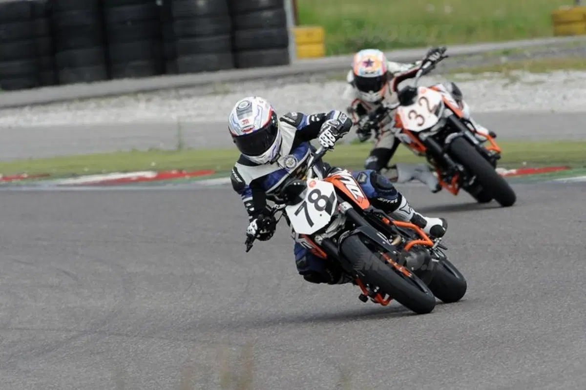 KTM 200 Duke Trophy, ve lo raccontiamo dalla pista (14)