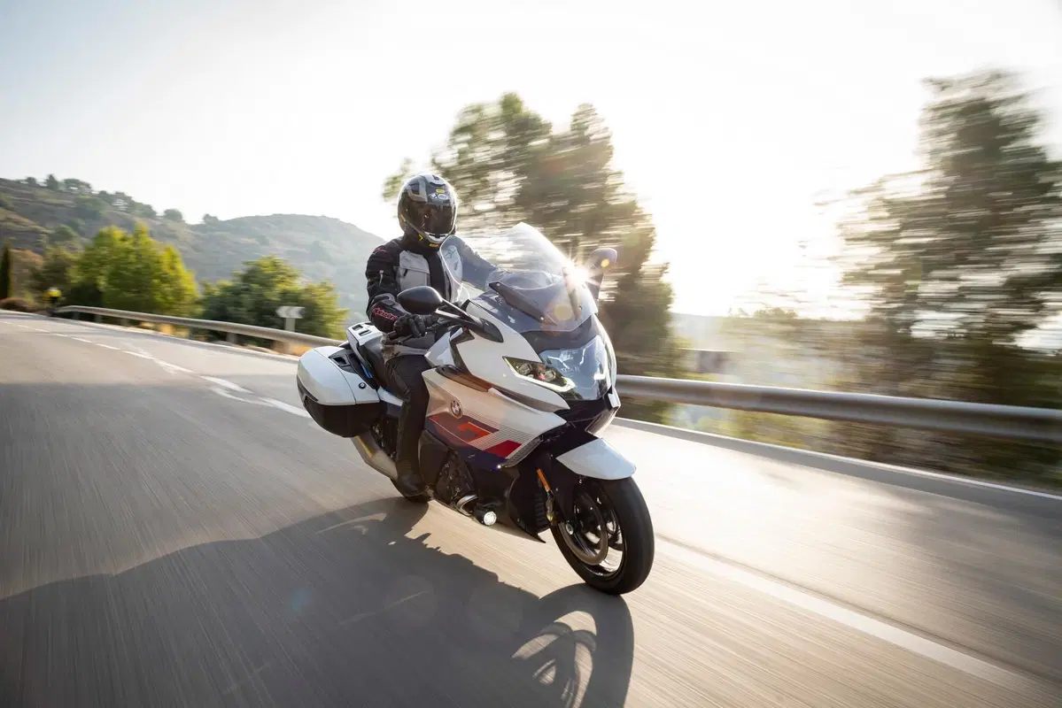 BMW K1600 GT: Turismo adrenalinico (7)