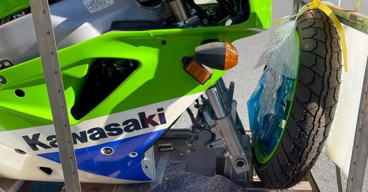 Venduta all'asta per 58.000 euro la Kawasaki ZXR 750R ancora imballata