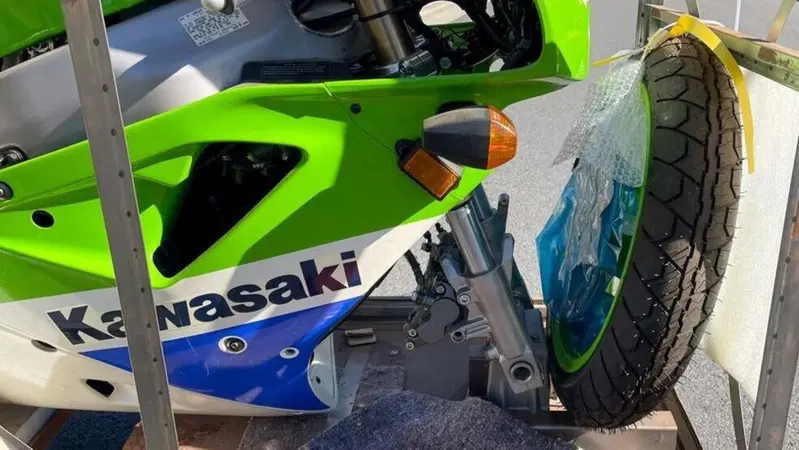 Venduta all'asta per 58.000 euro la Kawasaki ZXR 750R ancora imballata