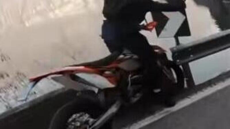 Il motociclista miracolato che ha visto la morte (e un cartello) in faccia [VIDEO VIRALE]