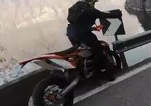 Il motociclista miracolato che ha visto la morte (e un cartello) in faccia [VIDEO VIRALE]