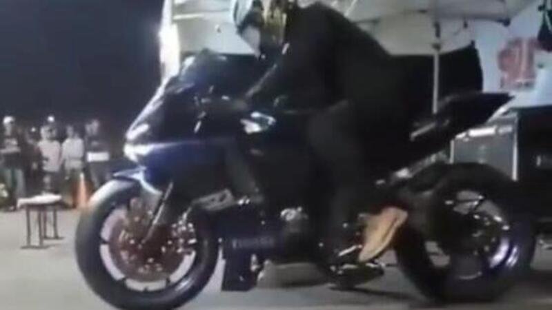 Moto crash: supersportiva Yamaha e 46 sul casco, ma non &egrave; Valentino Rossi! [VIDEO]