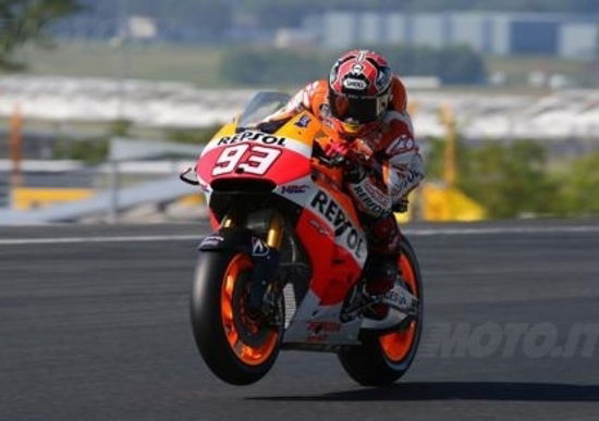 Marquez stacca il miglior tempo nel warm up