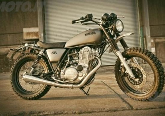 Yamaha Yard Built: due special SR400 al Wheels and Waves 2014