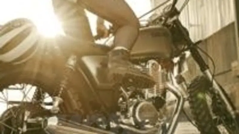 Yamaha Yard Built: due special SR400 al Wheels and Waves 2014