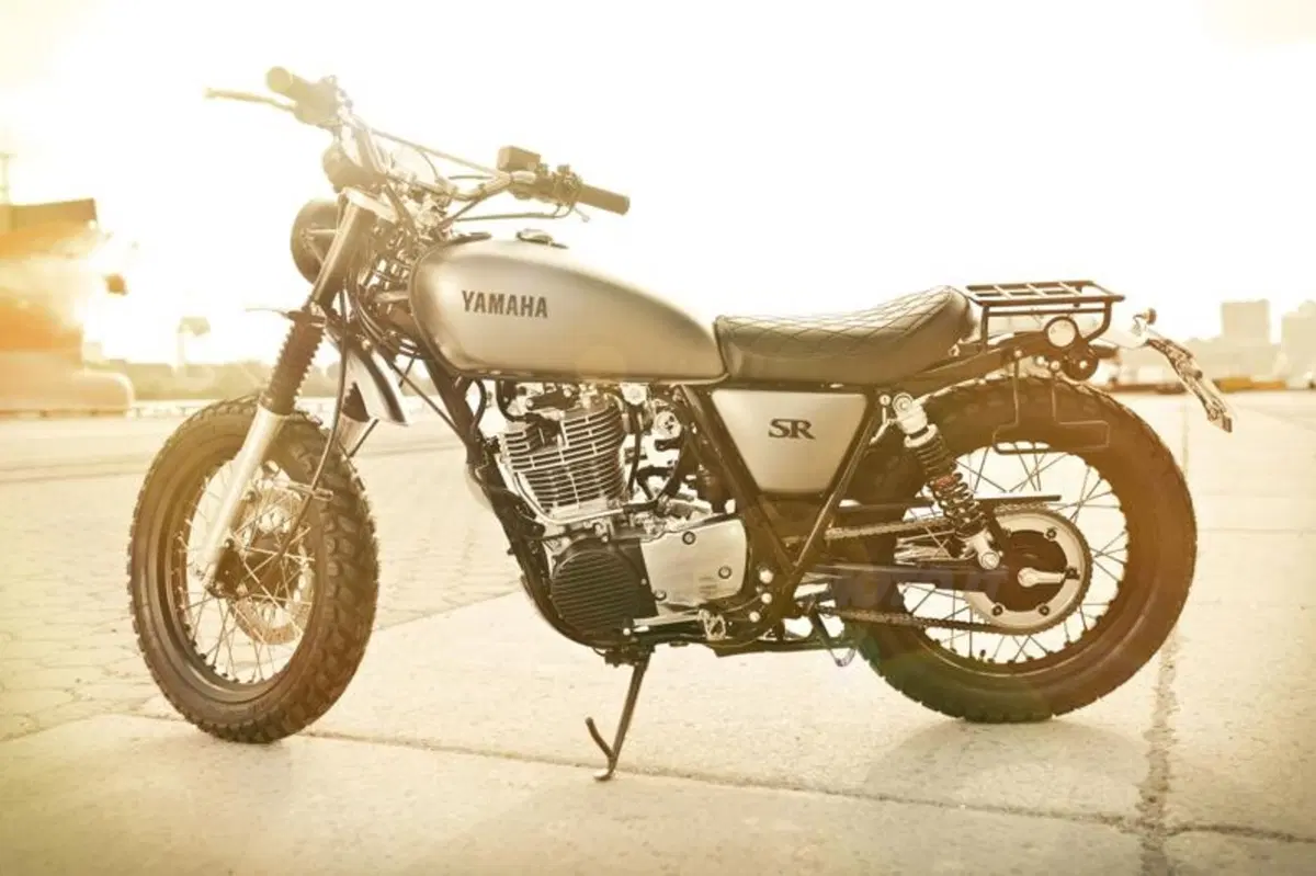 Yamaha Yard Built: due special SR400 al Wheels and Waves 2014
