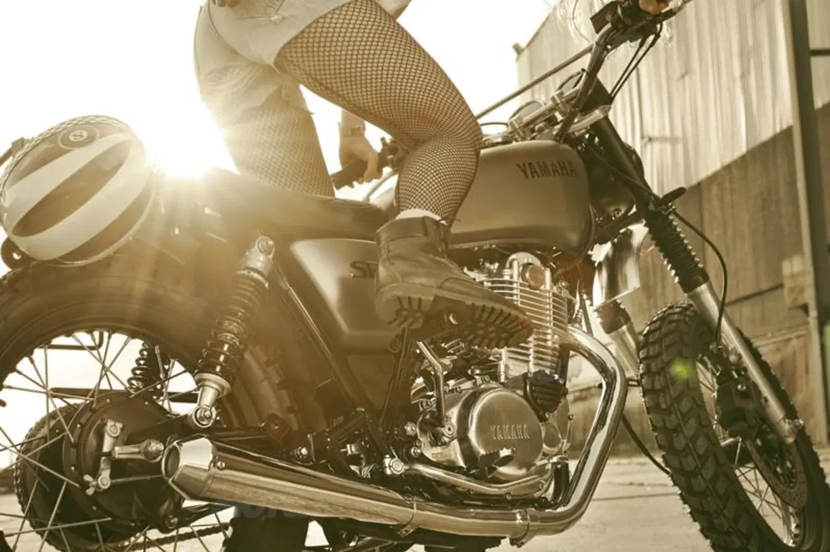 Yamaha Yard Built: due special SR400 al Wheels and Waves 2014 (2)