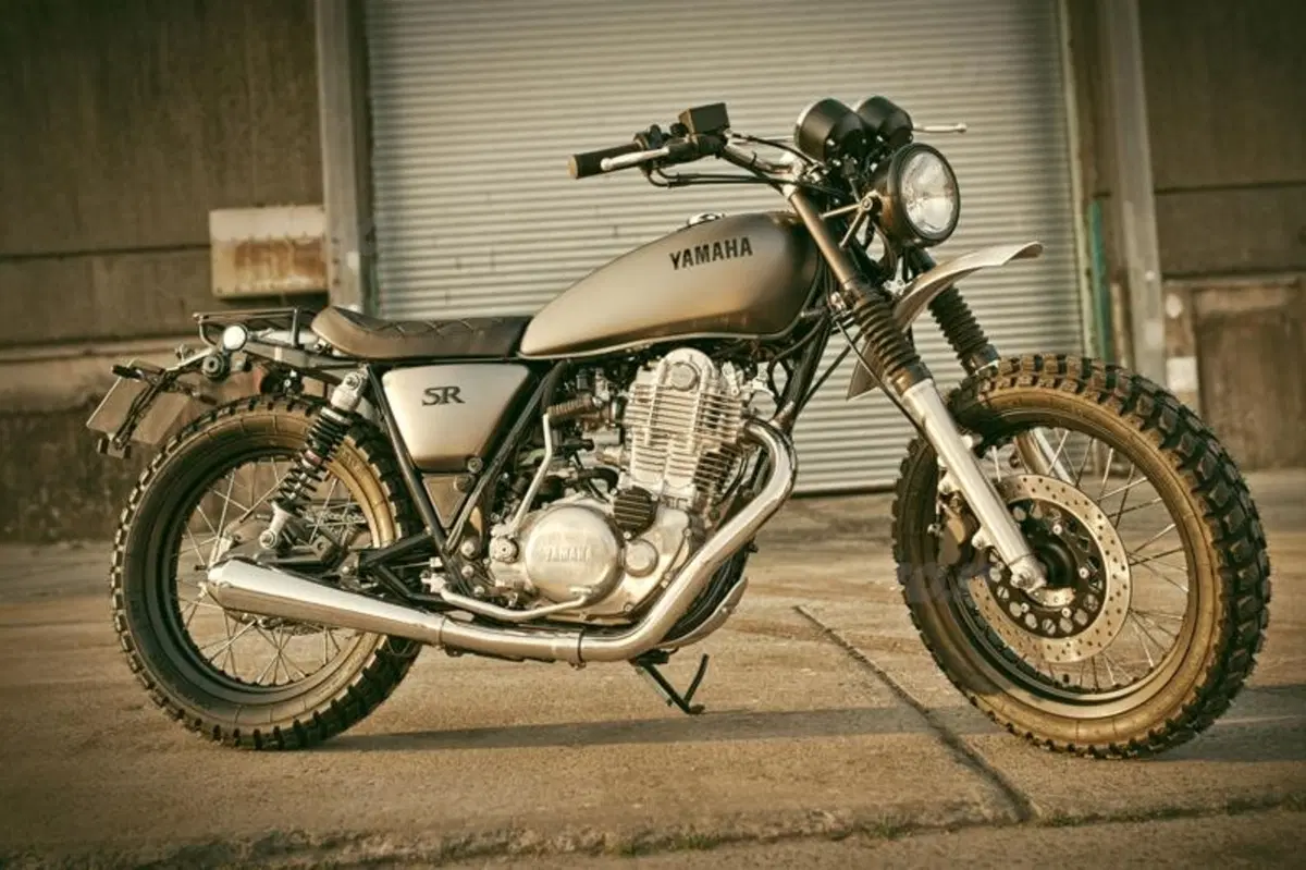 Yamaha Yard Built: due special SR400 al Wheels and Waves 2014 (3)