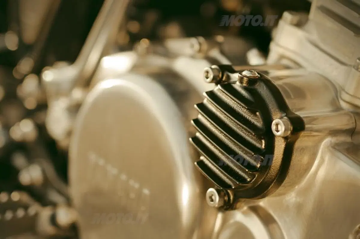 Yamaha Yard Built: due special SR400 al Wheels and Waves 2014 (5)