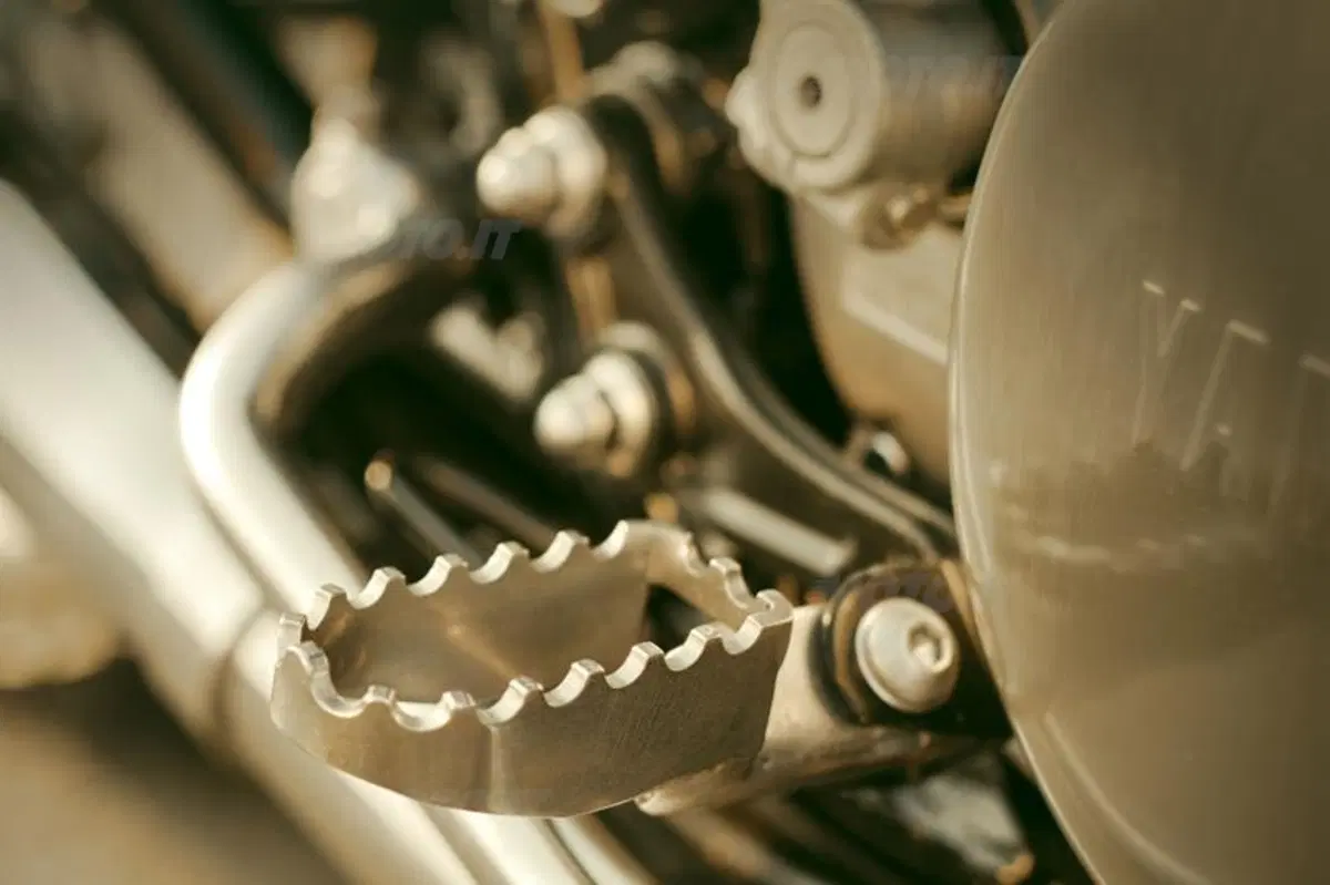 Yamaha Yard Built: due special SR400 al Wheels and Waves 2014 (6)