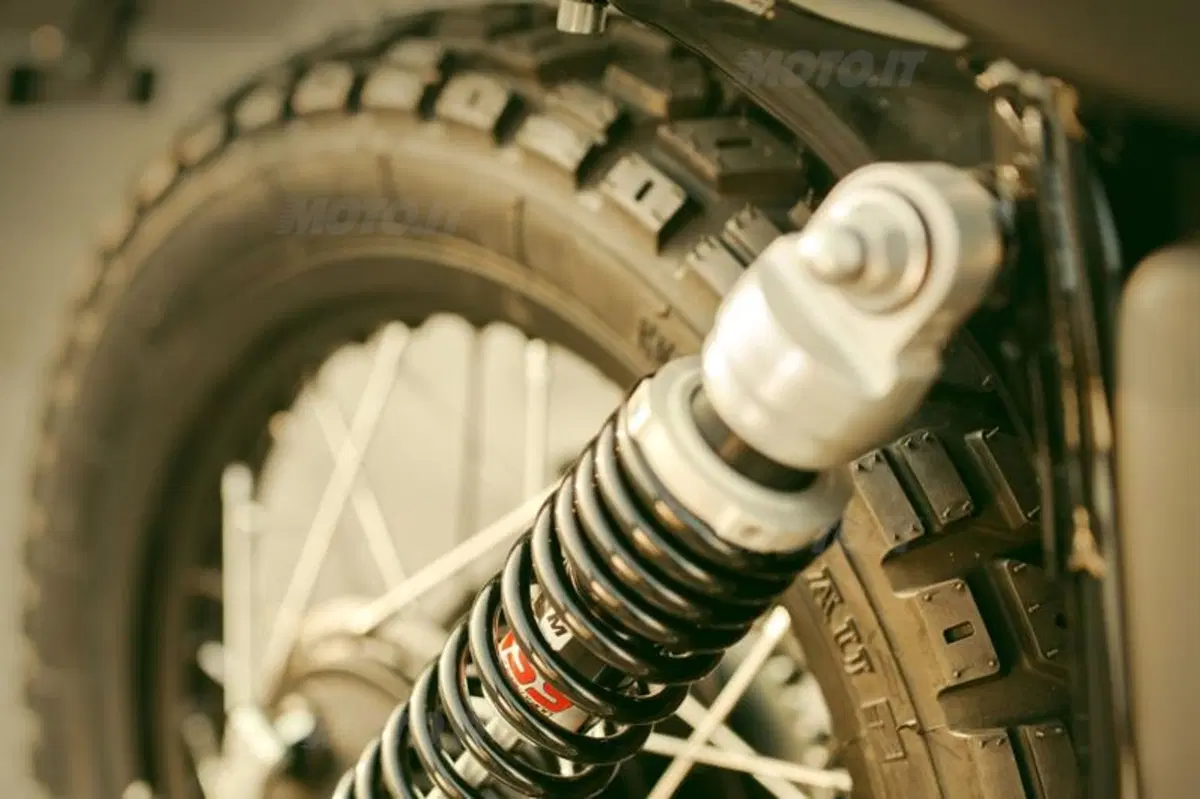Yamaha Yard Built: due special SR400 al Wheels and Waves 2014 (7)