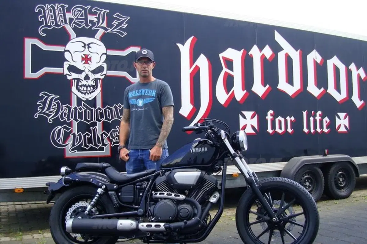 Yamaha Yard Built: due special SR400 al Wheels and Waves 2014 (10)