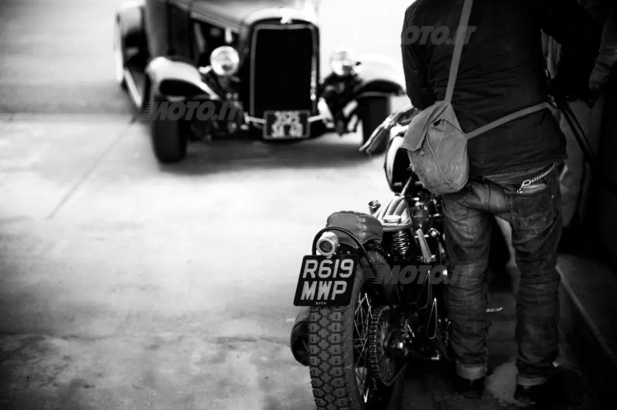 Yamaha Yard Built: due special SR400 al Wheels and Waves 2014 (12)