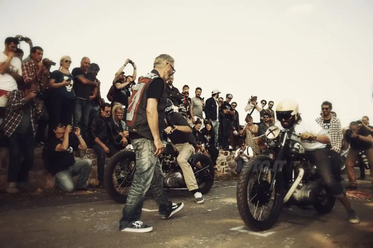 Yamaha Yard Built: due special SR400 al Wheels and Waves 2014 (13)