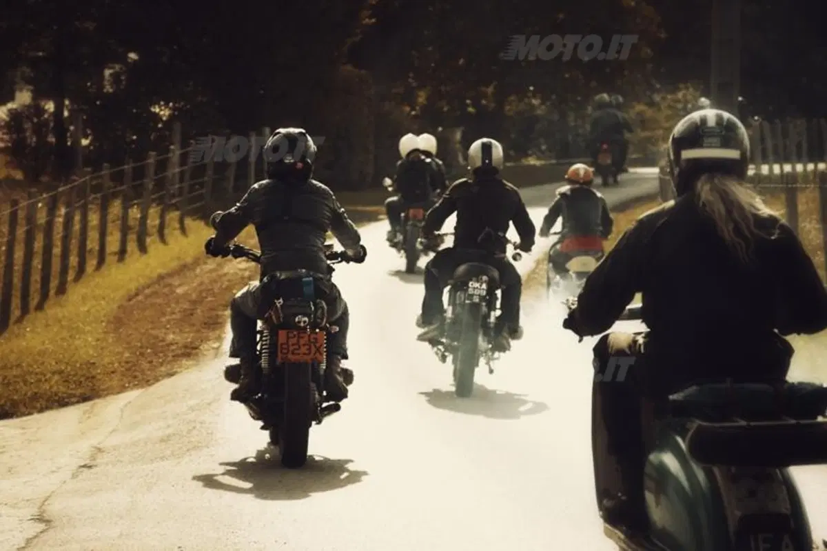Yamaha Yard Built: due special SR400 al Wheels and Waves 2014 (14)
