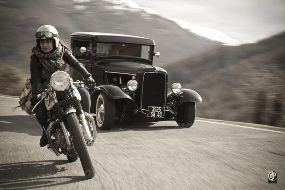 Yamaha Yard Built: due special SR400 al Wheels and Waves 2014 (15)