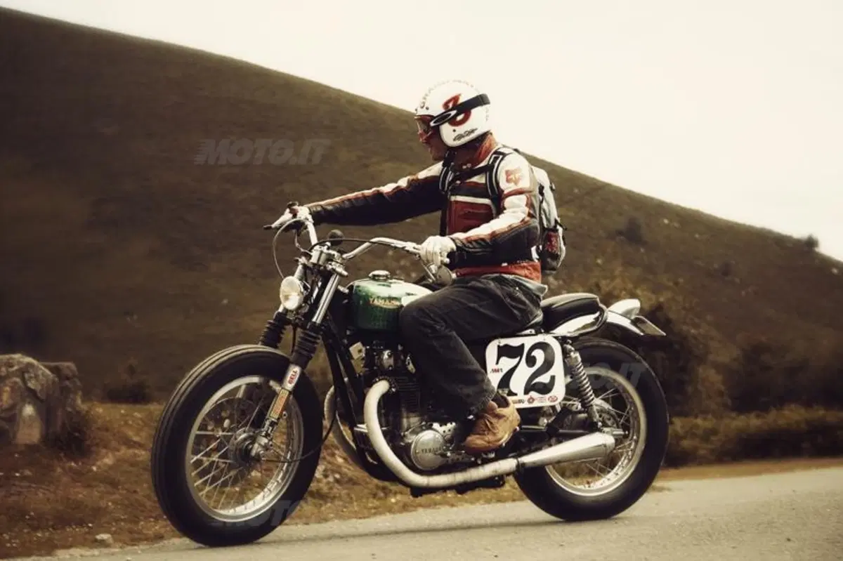 Yamaha Yard Built: due special SR400 al Wheels and Waves 2014 (17)