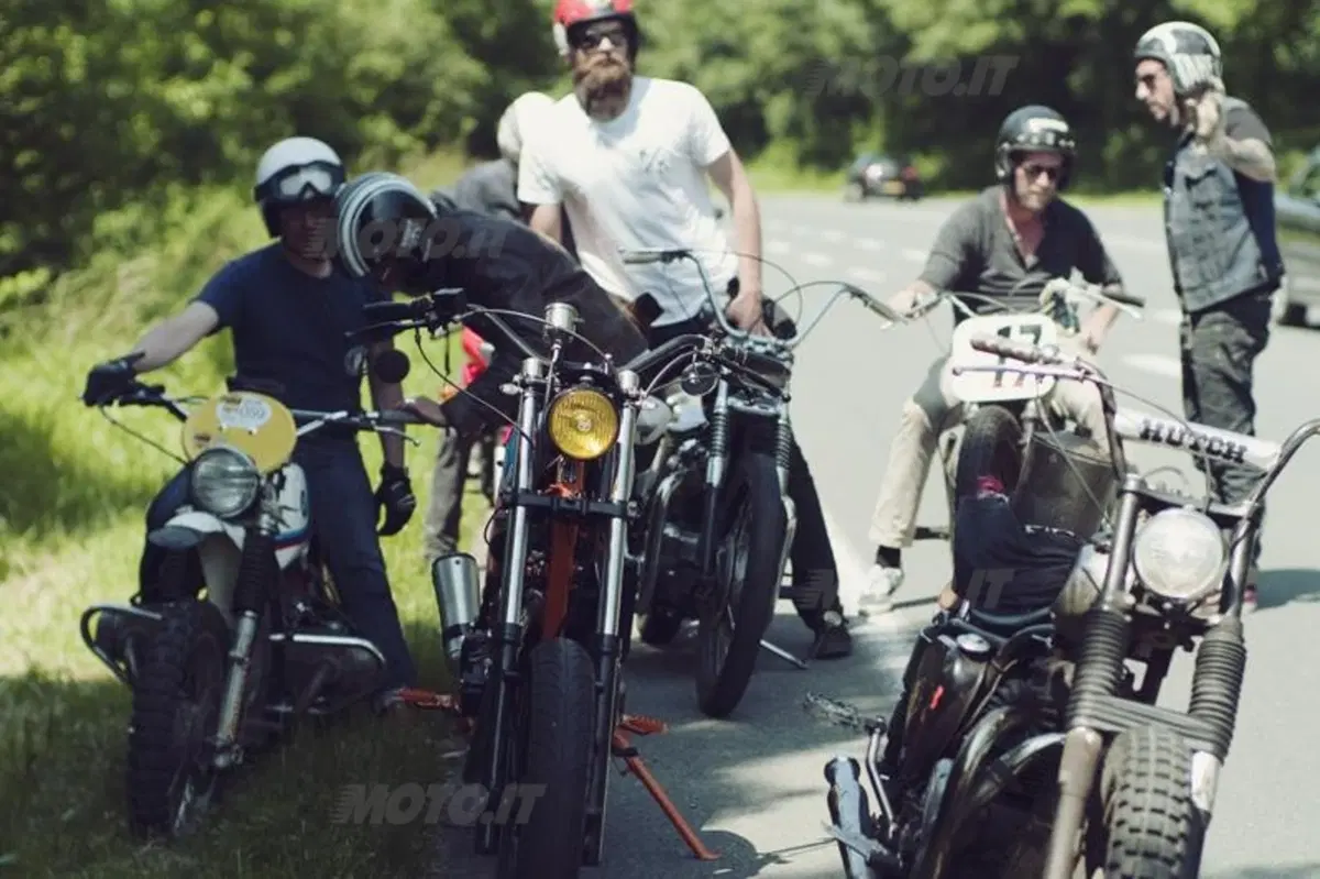 Yamaha Yard Built: due special SR400 al Wheels and Waves 2014 (18)