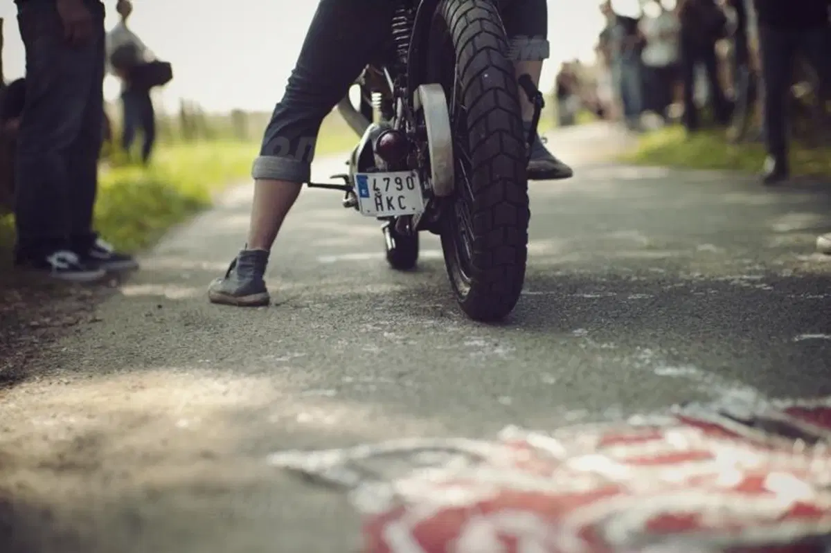 Yamaha Yard Built: due special SR400 al Wheels and Waves 2014 (19)