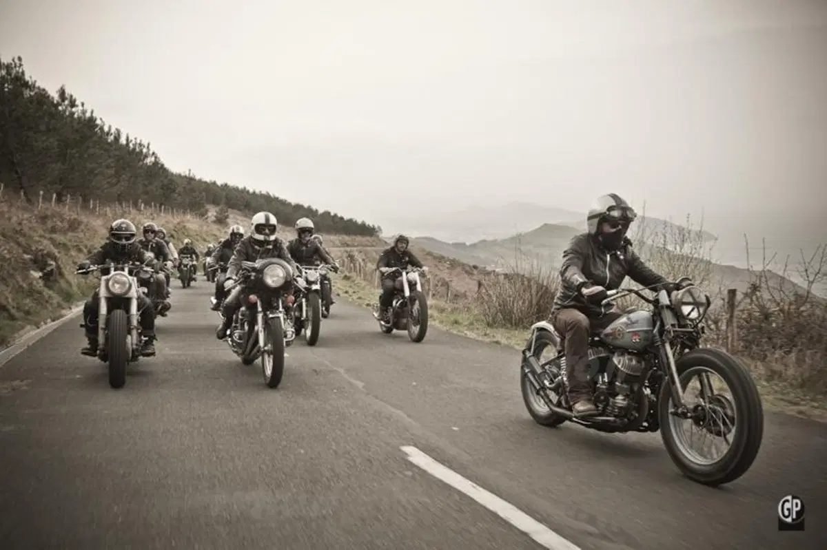 Yamaha Yard Built: due special SR400 al Wheels and Waves 2014 (21)