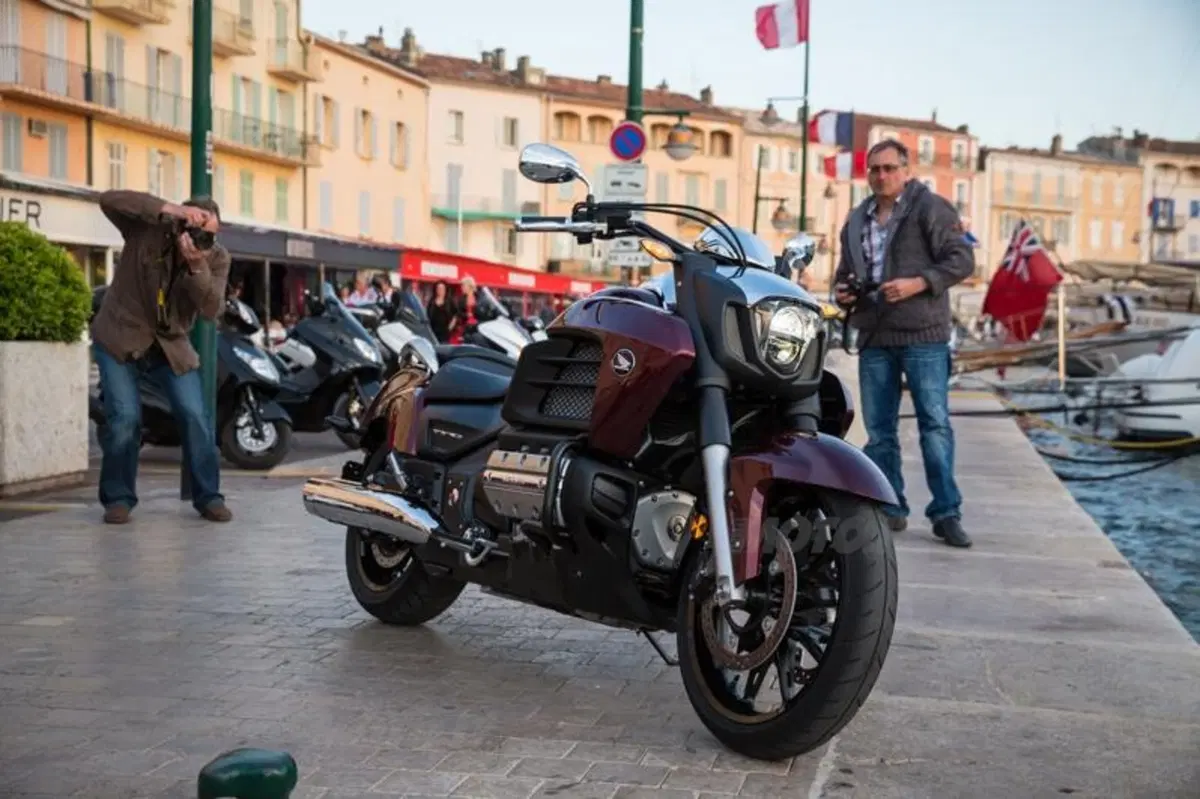 Honda CTX 1300, Gold Wing F6C e F6B 1800  (99)