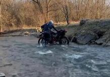 Moto fail. Yamaha Tenerè 700 e fiume da guadare: dai che ce la fai! [VIDEO VIRALE]