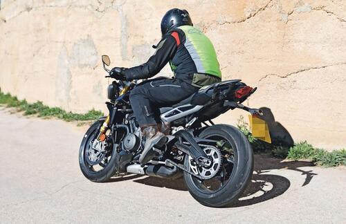 Triumph Street Triple RS 2023 [Foto spia] (3)