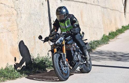 Triumph Street Triple RS 2023 [Foto spia] (2)