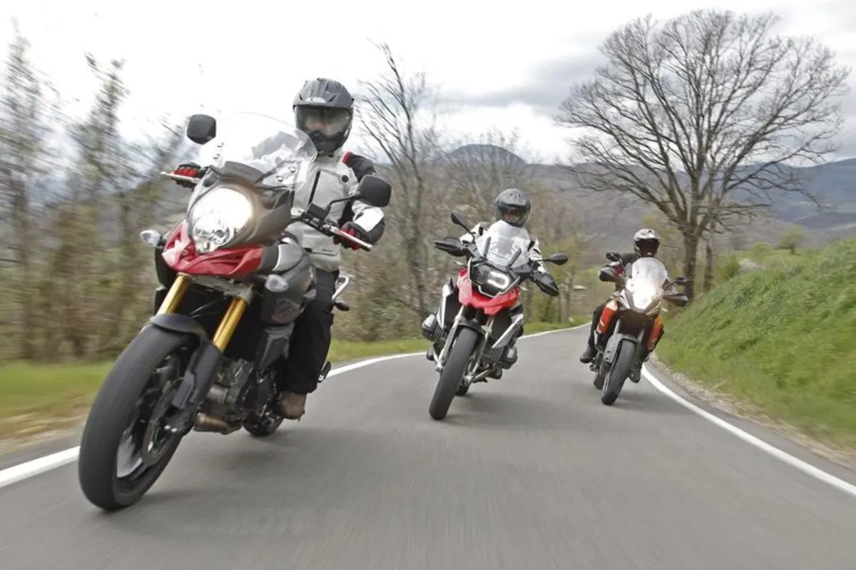 BMW R1200GS VS KTM 1190 Adventure VS Suzuki V-Strom 1000  (2)