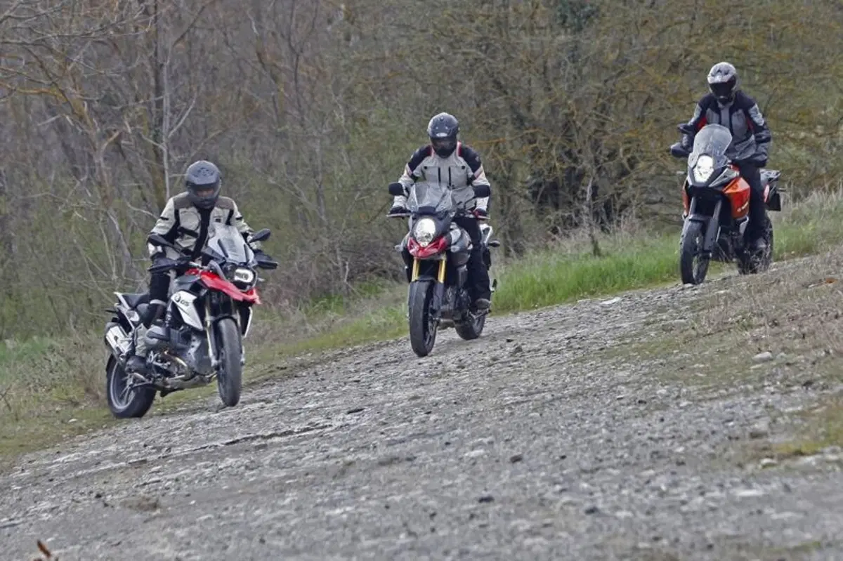 BMW R1200GS VS KTM 1190 Adventure VS Suzuki V-Strom 1000  (4)