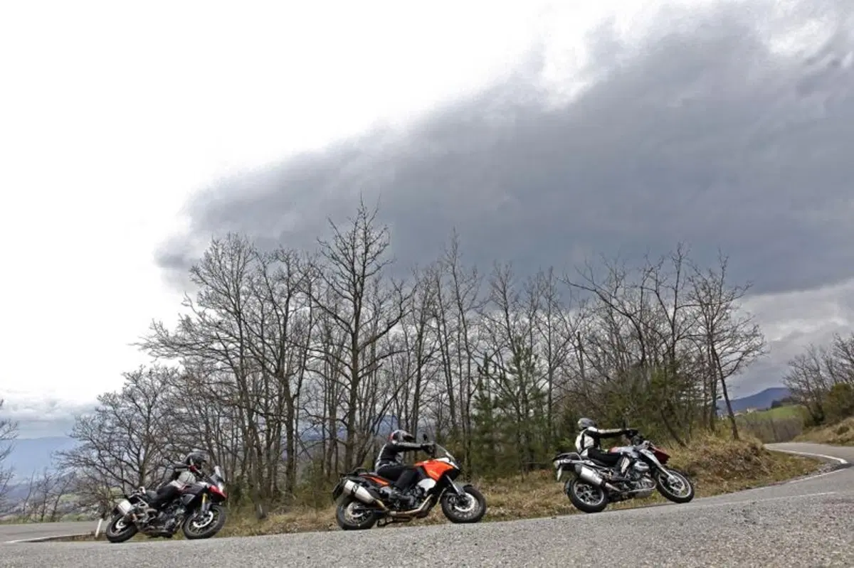 BMW R1200GS VS KTM 1190 Adventure VS Suzuki V-Strom 1000  (7)