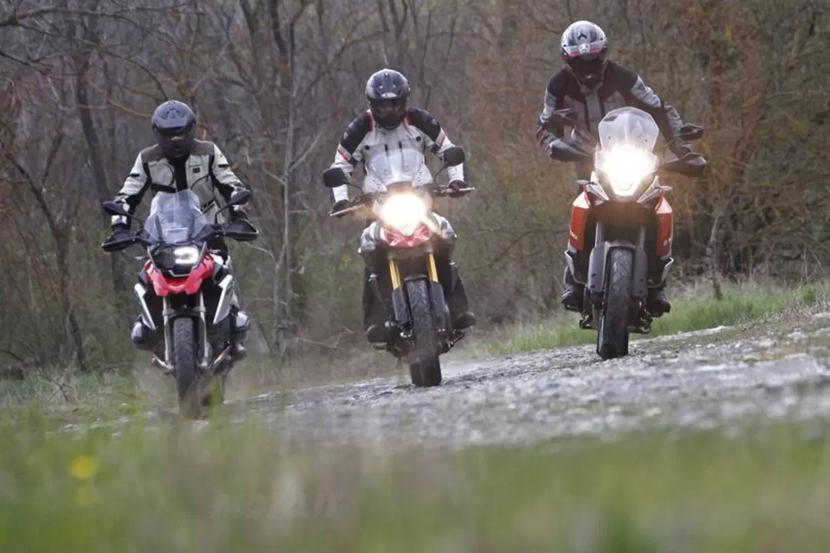BMW R1200GS VS KTM 1190 Adventure VS Suzuki V-Strom 1000  (9)