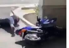Uscire dal parcheggio con lo scooter non è mai stato così doloroso [VIDEO VIRALE]