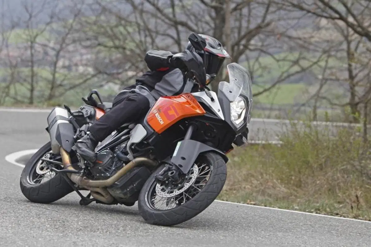 BMW R1200GS VS KTM 1190 Adventure VS Suzuki V-Strom 1000  (10)