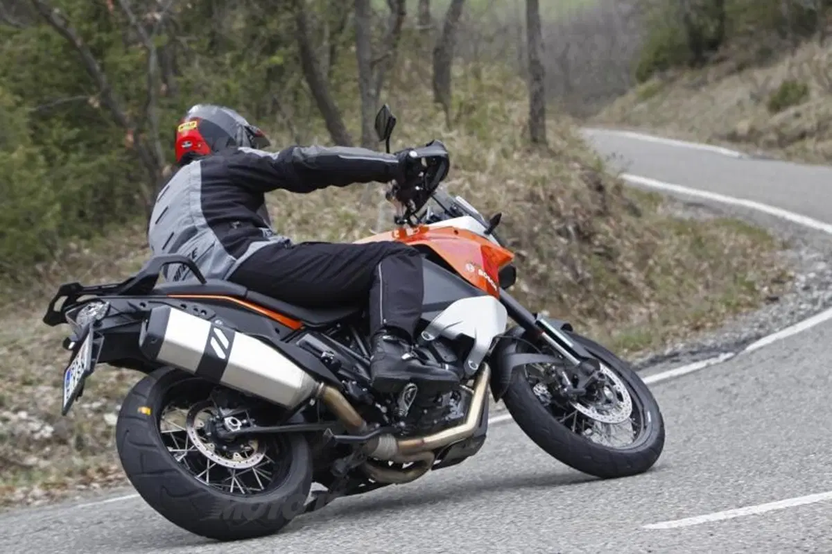BMW R1200GS VS KTM 1190 Adventure VS Suzuki V-Strom 1000  (11)