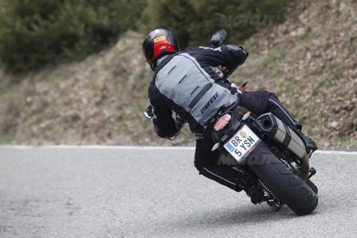 BMW R1200GS VS KTM 1190 Adventure VS Suzuki V-Strom 1000  (12)