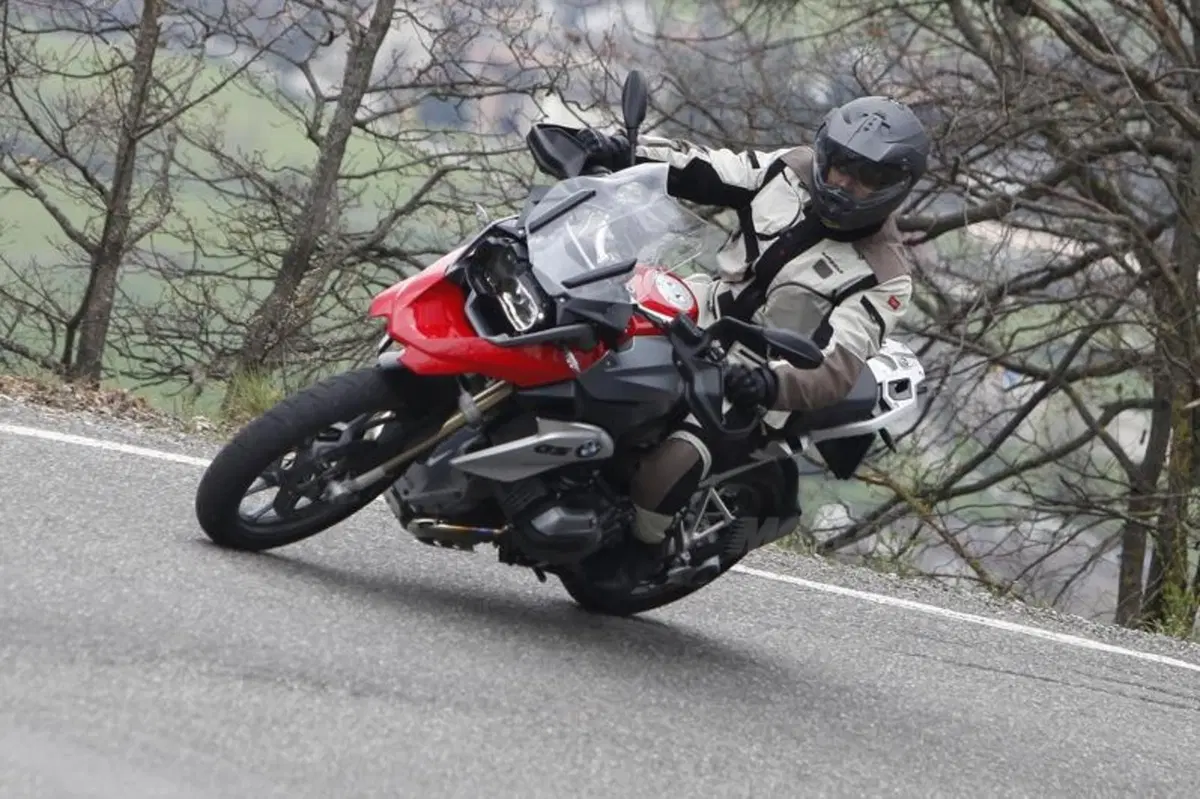 BMW R1200GS VS KTM 1190 Adventure VS Suzuki V-Strom 1000  (28)