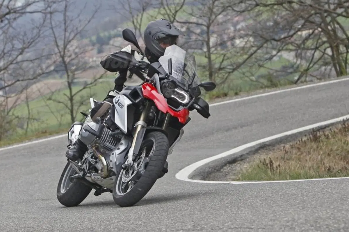 BMW R1200GS VS KTM 1190 Adventure VS Suzuki V-Strom 1000  (29)