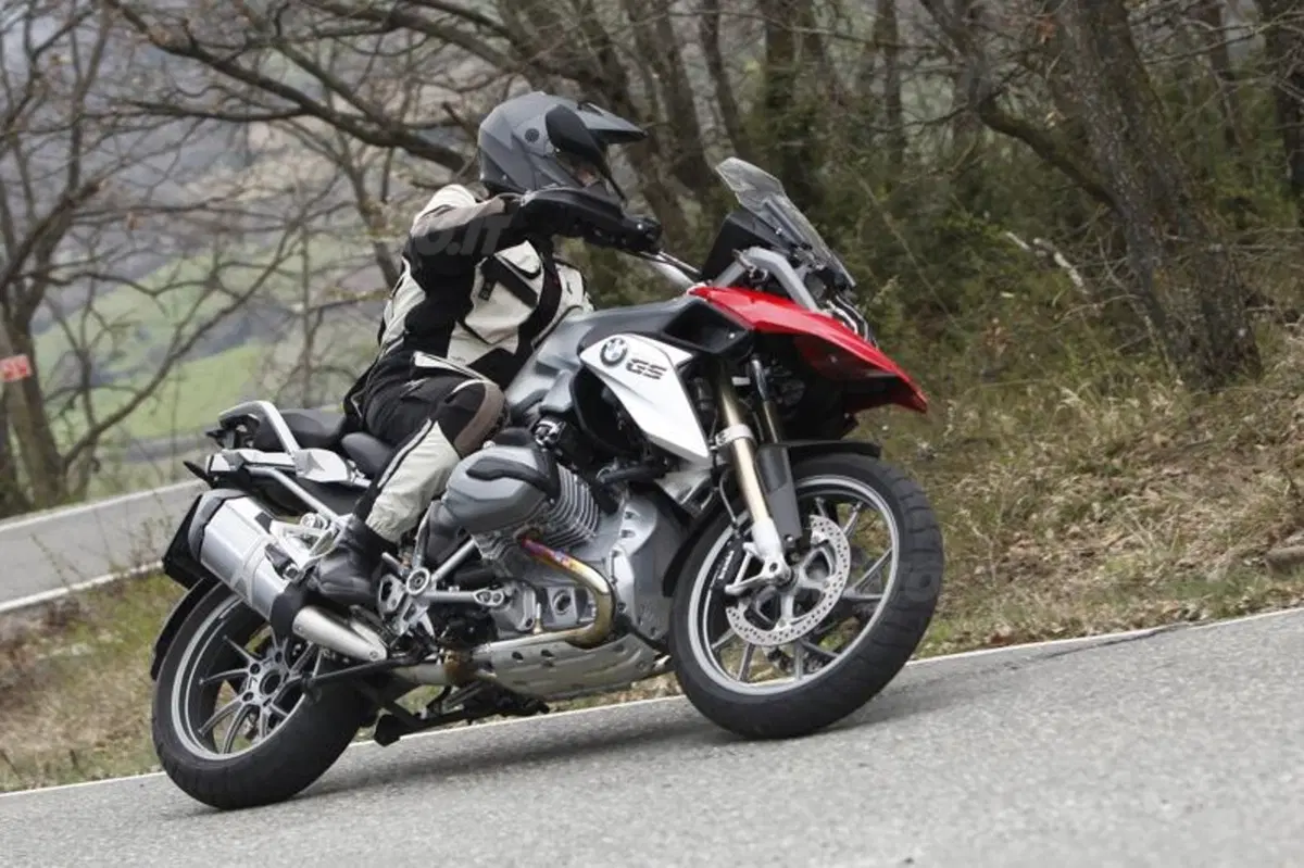 BMW R1200GS VS KTM 1190 Adventure VS Suzuki V-Strom 1000  (30)
