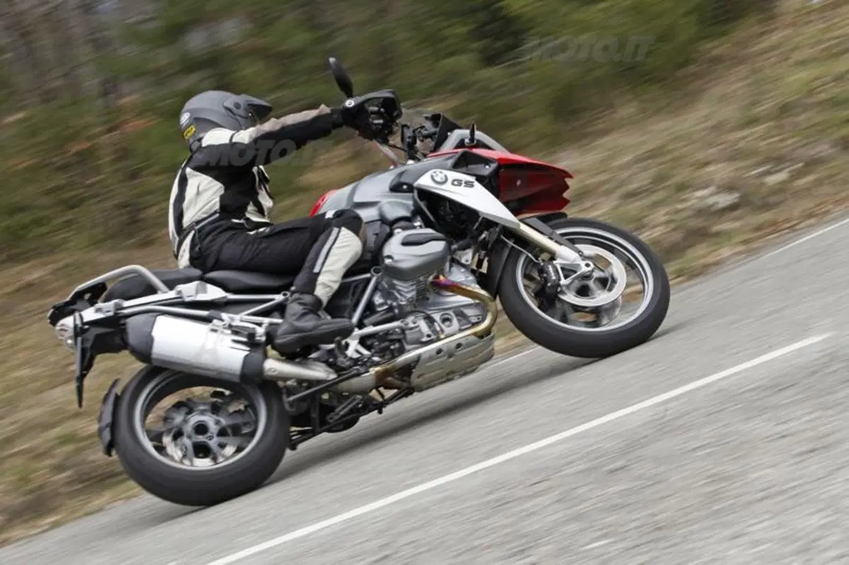 BMW R1200GS VS KTM 1190 Adventure VS Suzuki V-Strom 1000  (32)